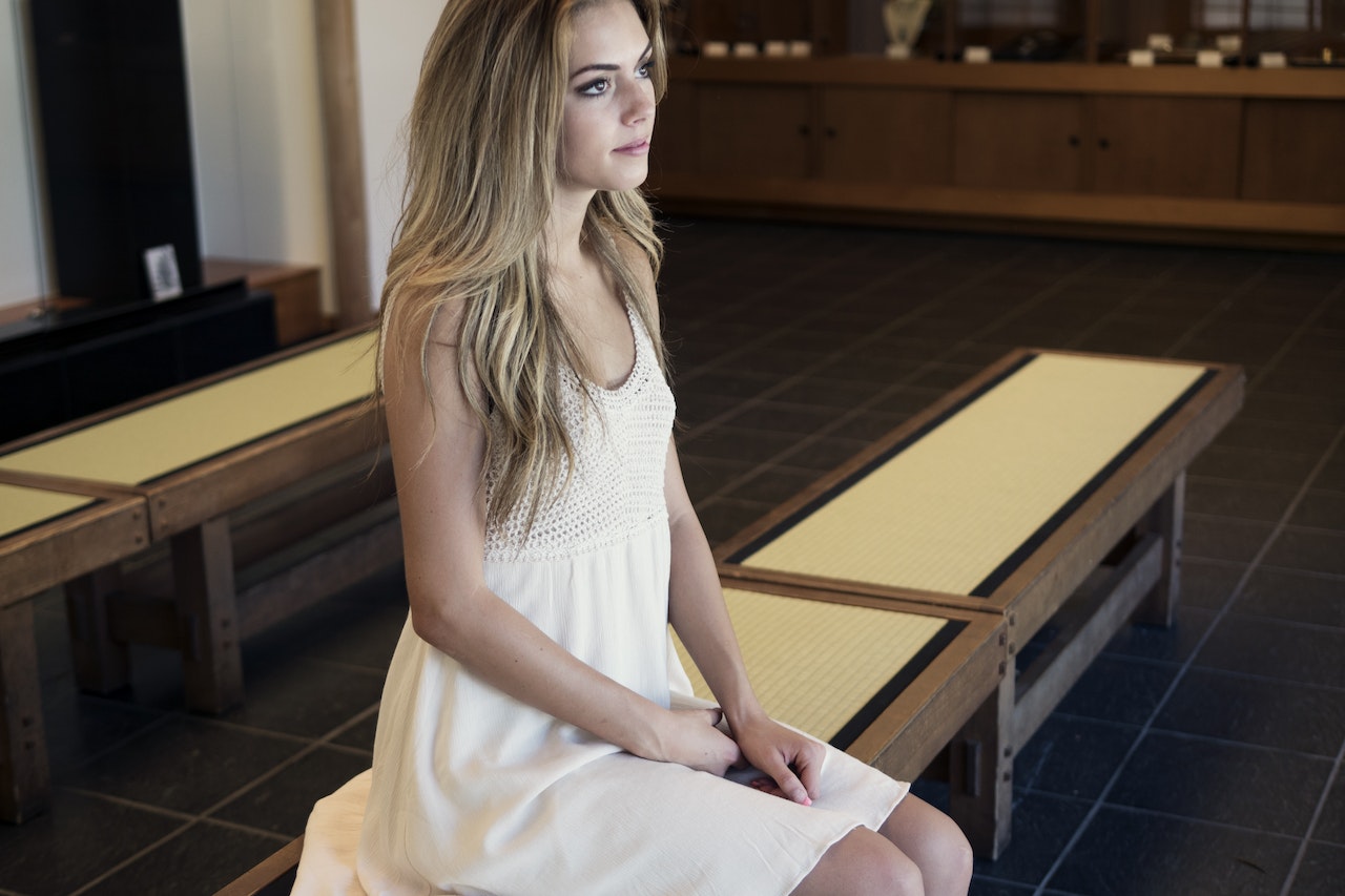 Jak nosić białą sukienkę na różne okazje?